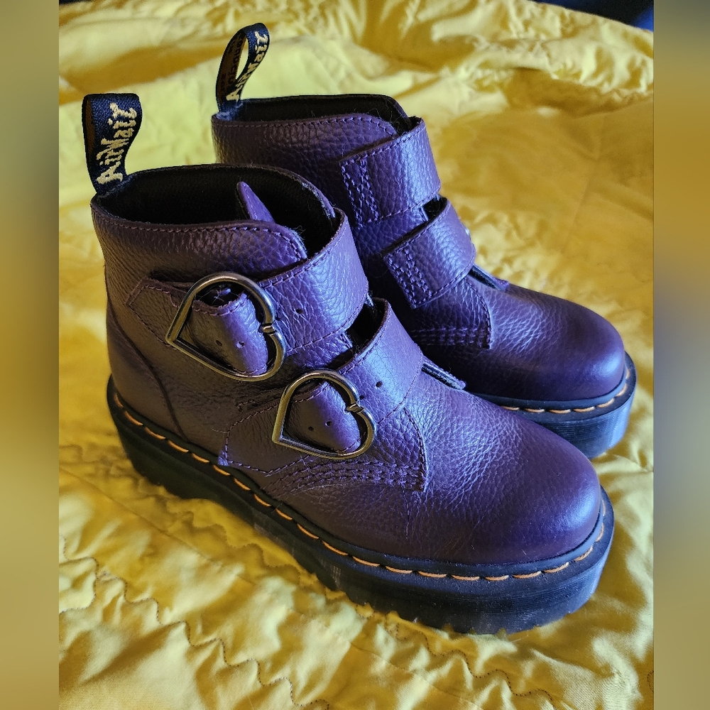 Dr. Doc Martens Devon Heart purple leather shoes boots sz 7 platform